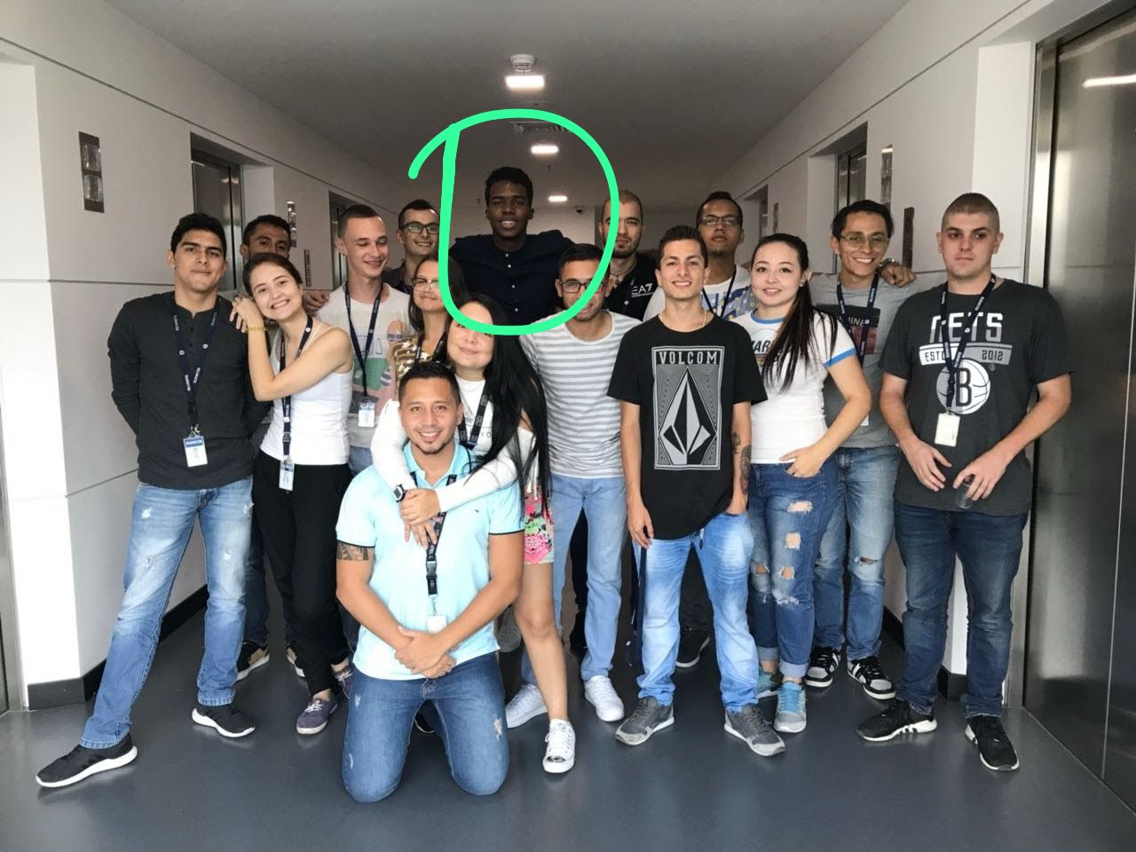 Anderson en el call center con su equipo